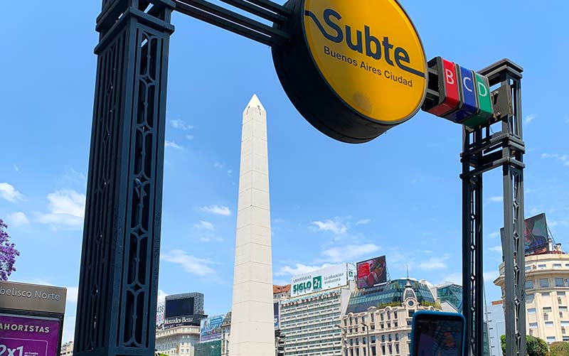 Transporte em Buenos Aires: Entrada do metrô de Buenos Aires em frente ao Obelisco (Foto: Esse Mundo é Nosso)