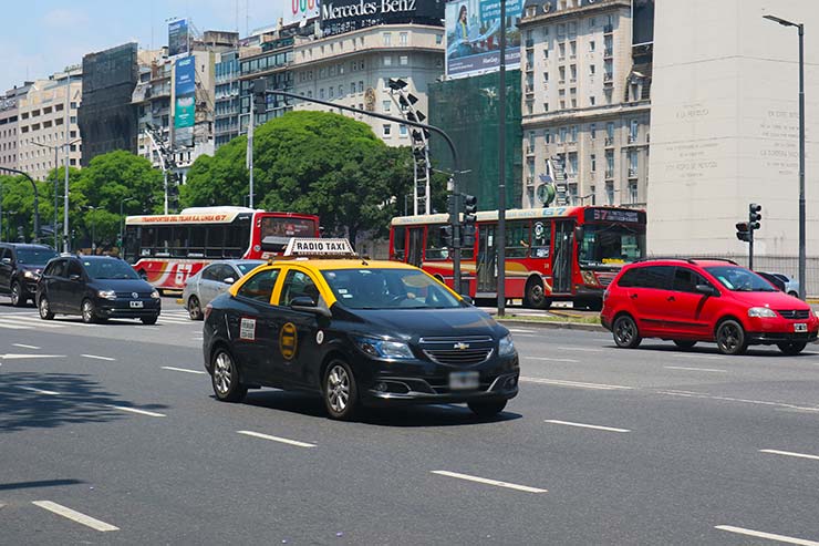 Transporte em Buenos Aires: Táxi na av. 9 de julho (Foto: Esse Mundo é Nosso)