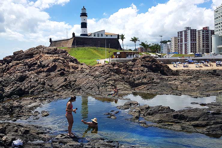 Casal nas Piscinas Naturais no Farol da Barra em Salvador