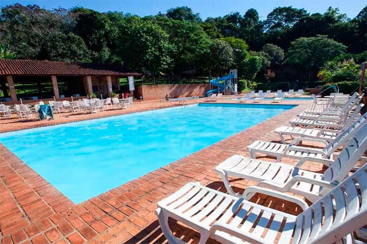 Hotel em Foz do Iguaçu: Piscina com espreguiçadeiras e área verde do Hotel Colonial Iguaçu (Foto: Divulgação)