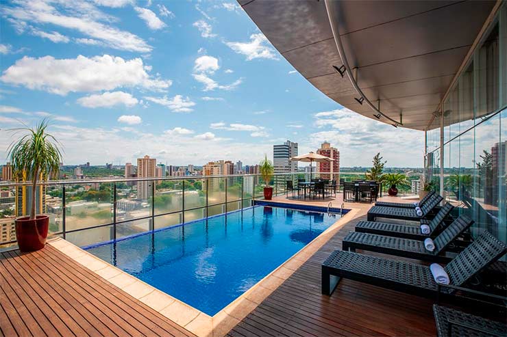 Hotel em Foz do Iguaçu: Piscina com vista da cidade e espreguiçadeiras do Viale Tower Hotel (Foto: Divulgação)