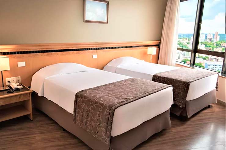 Hotel em Foz do Iguaçu: Quarto duplo com duas camas e vista da cidade do Golden Park Internacional Foz (Foto: Divulgação)