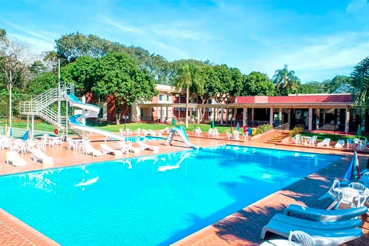Hotel em Foz do Iguaçu: Piscina em área externa com árvores e espreguiçadeiras no Nacional Inn (Foto: Divulgação)