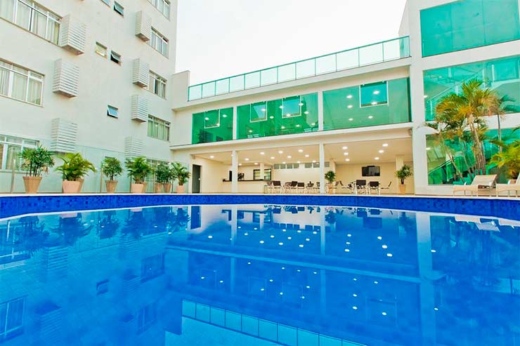 Piscina do Pietro Angelo com vasos e hotel de fundo (Foto: Divulgação)