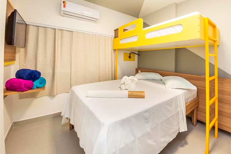 Qiarto triplo do Pop Hotel com cama de casal e beliche amarela (Foto: Divulgação)
