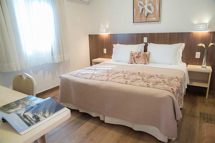 Quarto do Tarobá com cama de casal, cortina e mesa de trabalho (Foto: Divulgação)