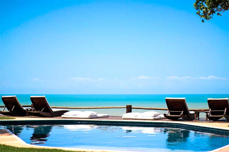 Piscina em frente ao mar da Pousada Beijo do Vento (Foto: Divulgação)