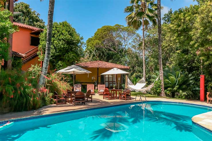 Área da piscina com jardim e redes da Pousada Catamarã (Foto: Divulgação)