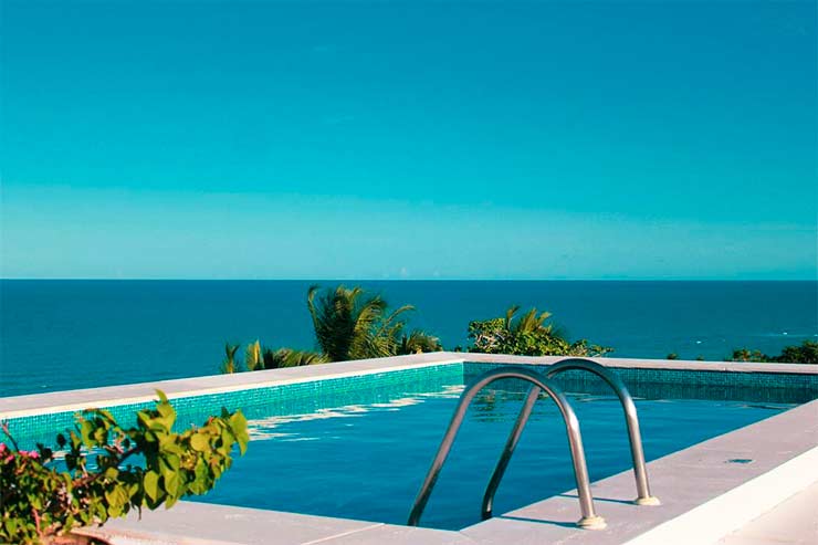 Pousada em Arraial d'Ajuda: Piscina com vista para o mar do Hotel Maitei (Foto: Divulgação)