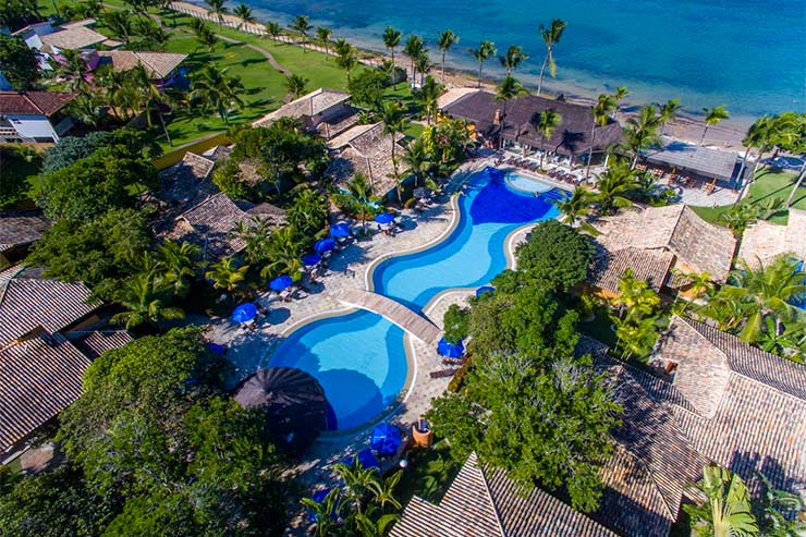 Vista aérea com piscinas e jardins em frente à praia da Mar Paraíso (Foto: Divulgação)