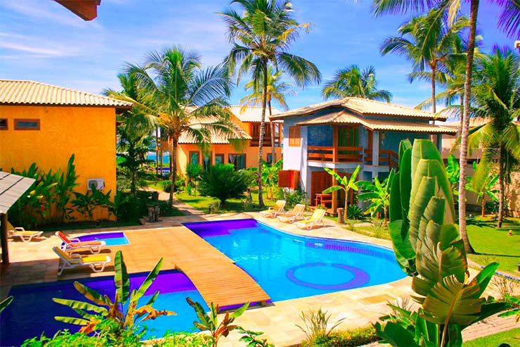 Área externa da Residence Pé na Areia com piscinas (Foto: Divulgação)