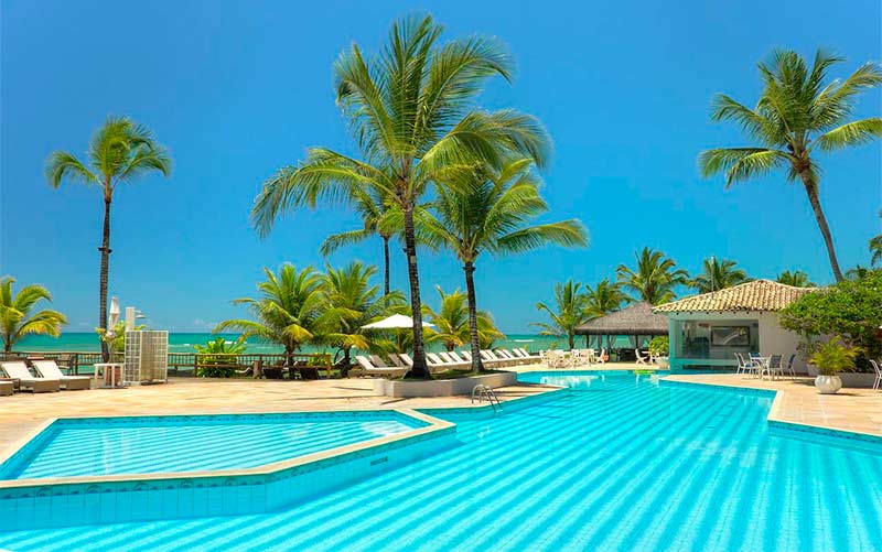 Pousada em Arraial d'Ajuda: Piscina em frente ao mar do Saint Tropez Praia Hotel (Foto: Divulgação)