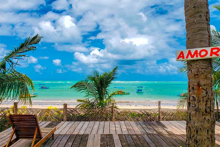 Espreguiçadeira com vista para o mar da pousada Encanto das Águas (Foto: Divulgação)