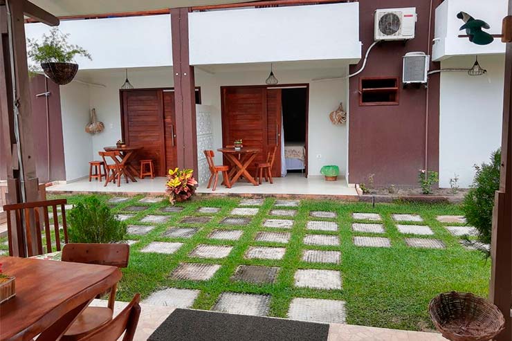 Área externa da Paraíso dos Milagres com jardim e varandas das acomodações (Foto: Divulgação)