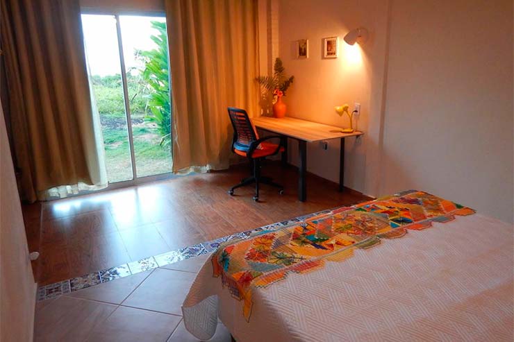 Pousada em São Miguel dos Milagres: Quarto da Pousada do Sonho com cama de casal, mesa de trabalho e janela (Foto: Divulgação)