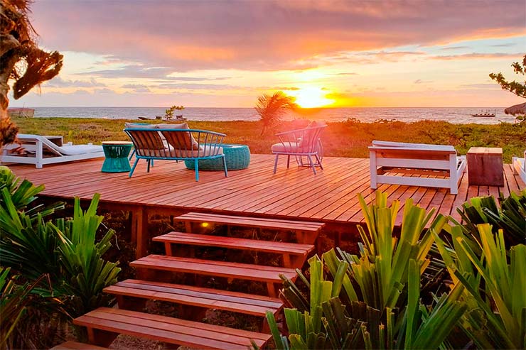 Vista do sol  com espreguiçadeiras e cadeiras da pousada Villa Pantai (Foto: Divulgação)