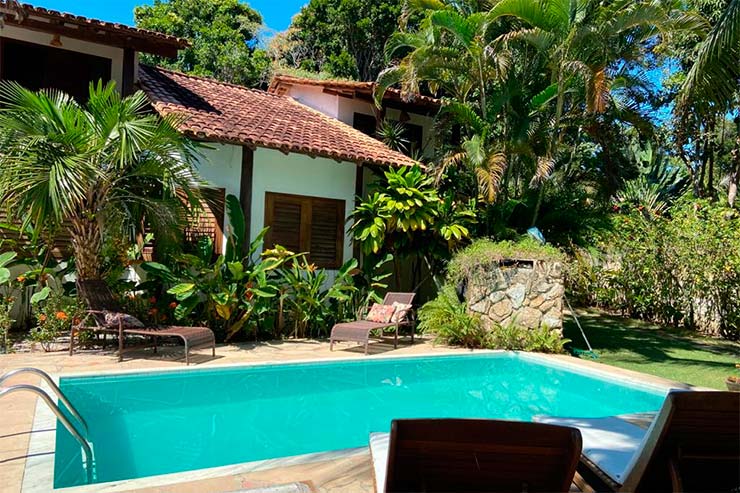 Pousadas em Trancoso: Piscina e espreguiçadeiras da Big Bambu (Foto: Divulgação)