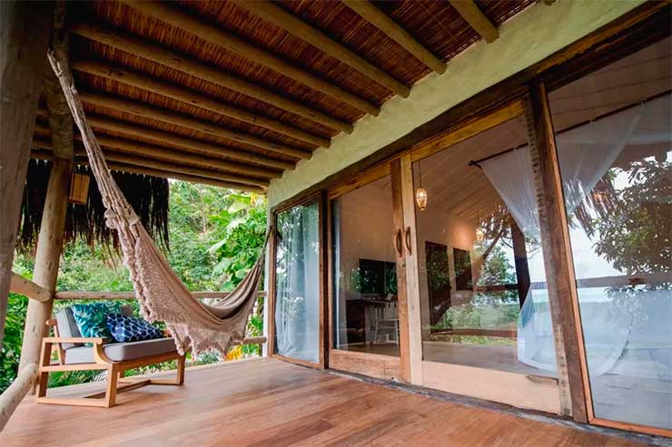 Pousadas em Trancoso: Varanda com rede de acomodação do Hotel Boutique Bahia Bonita (Foto: Divulgação)