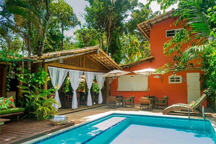 Pousadas em Trancoso: Área externa com piscina e área verde da Jardim de Trancoso (Foto: Divulgação)