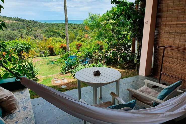 Vista do quarto da Mar à Vista com rede, cadeiras e mesa (Foto: Divulgação)