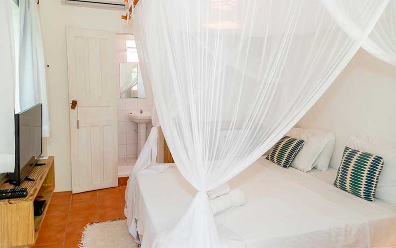 Quarto da Mar Azul com cama de casal e decoração em branco (Foto: Divulgação)