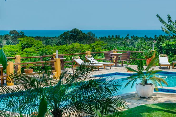 Pousadas em Trancoso: Área da piscina com espreguiçadeiras e jardim da Mundo Verde (Foto: Divulgação)