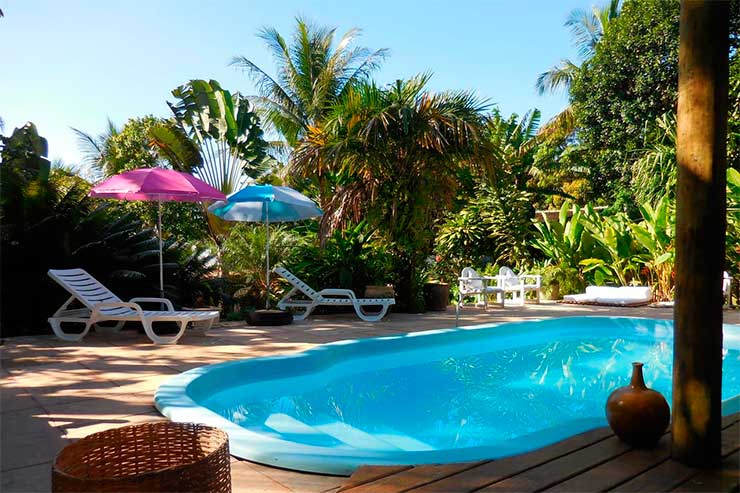 Pousadas em Trancoso: Piscina da Pandoro com cadeiras e guarda-sol (Foto: Divulgação)