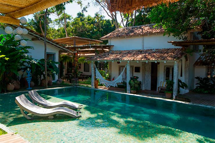 Pousadas em Trancoso: Piscina com espreguiçadeiras e rede da Perainda (Foto: Divulgação)