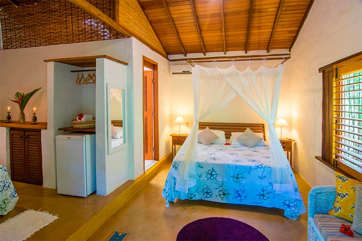 Pousadas em Trancoso: Quarto com cama de casal da Pousada do Bosque (Foto: Divulgação)