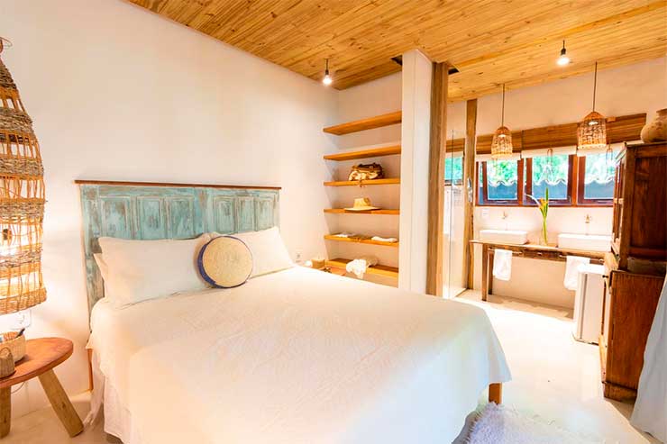 Quarto da Trancoso House com cama de casal e banheiro (Foto: Divulgação)