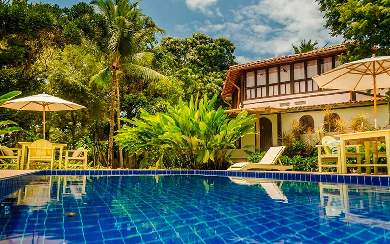 Pousadas em Trancoso: Piscina da Villa Bahia em meio à área verde (Foto: Divulgação)