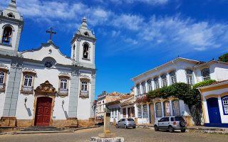 Praça com Igreja do Rosário e Solar dos Neves