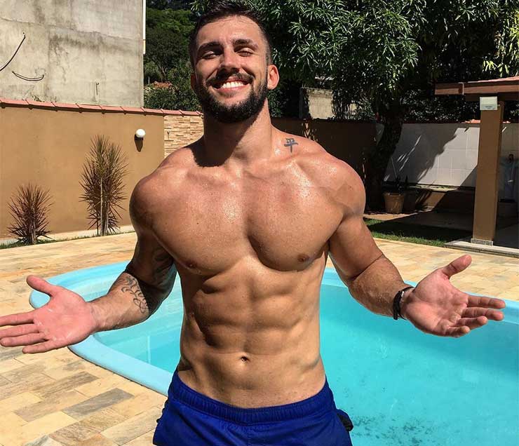 Arthur Picoli na piscina de sua casa