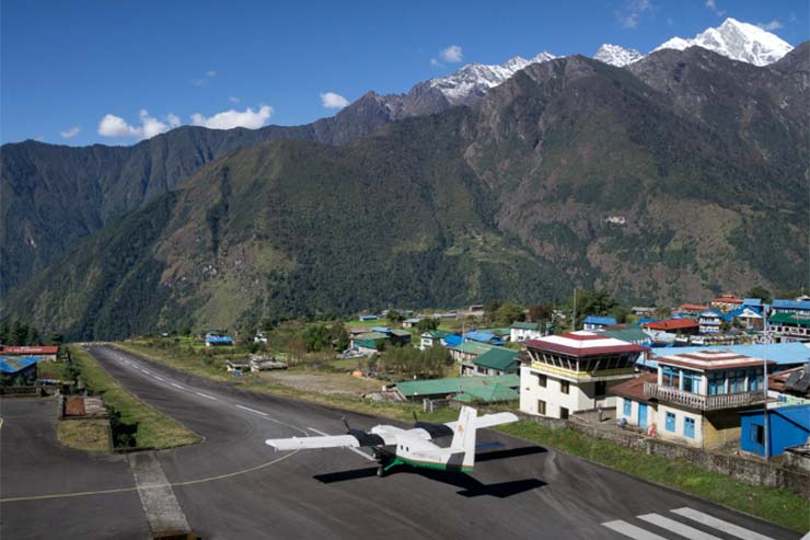 Avião na pista do aeroporto mais perigoso do mundo, em Lukla