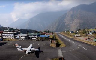 Avião e pista do aeroporto mais perigoso do mundo, no Nepal