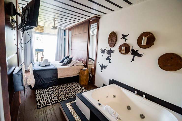 Hotel em Campos do Jordão: Quarto do Café Poesia com cama de casal e banheira (Foto: Divulgação)