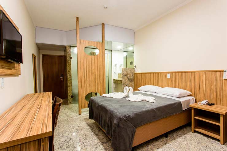 Hotel em Campos do Jordão: Quarto  em tons de madeira com cama de casal e TV do Dan Inn (Foto: Divulgação)