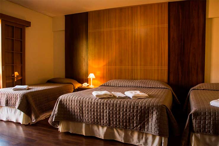 Hotel em Campos do Jordão: Quarto do Matsubara com decoração japonesa e madeira (Foto: Divulgação)