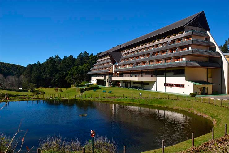 Hotel em Campos do Jordão: Área externa da pousada Satélite com lago (Foto: Divulgação)