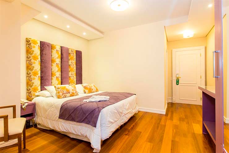 Hotel em Campos do Jordão: Quarto espaçoso com cama de casal e piso de madeira do Serra da Estrela (Foto: Divulgação)