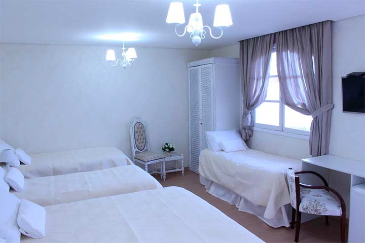 Quarto com quatro camas da Pousada Serrano (Foto: Divulgação)