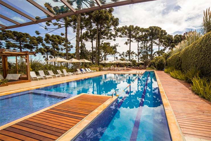 Onde ficar em Campos do Jordão: Piscina em meio à natureza do Hotel Toriba (Foto: Divulgação)