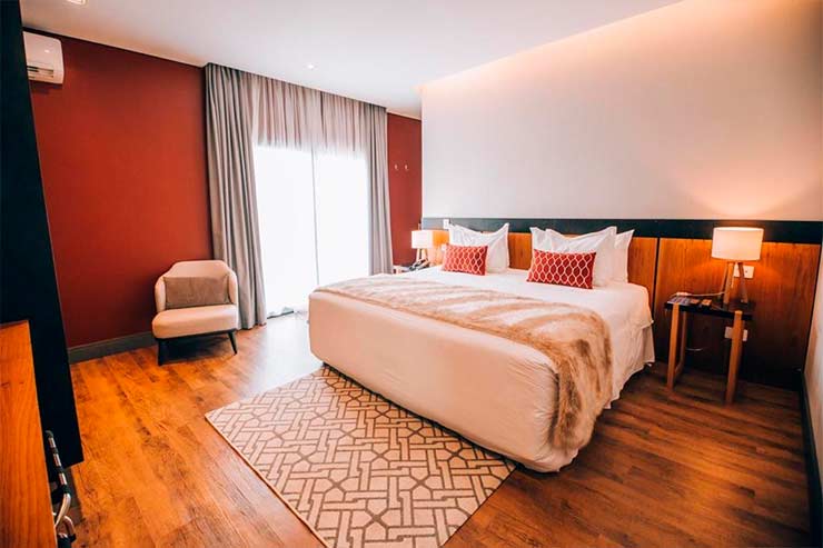 Hotel em Campos do Jordão: Quarto espaçoso com cama de casal e tons amadeirados da Villa Amistà (Foto: Divulgação)