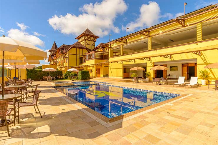 Piscina e área externa com mesas do Hotel Le Renard (Foto: Divulgação)