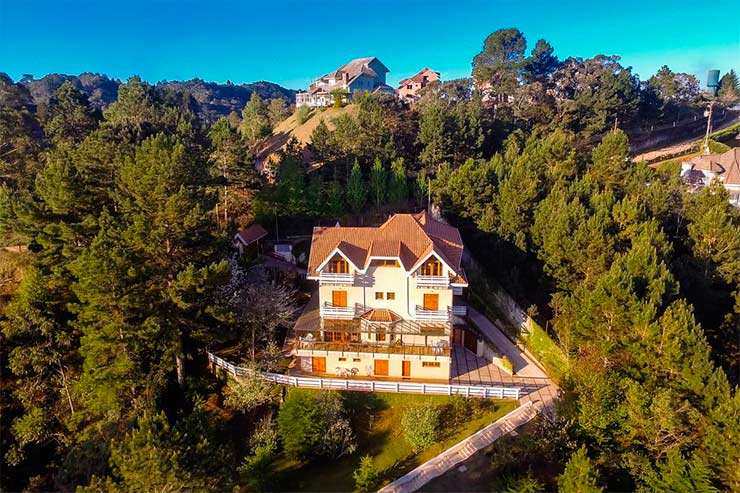 Onde ficar em Campos do Jordão: Parte externa da Ville de France em meio à natureza (Foto: Divulgação)