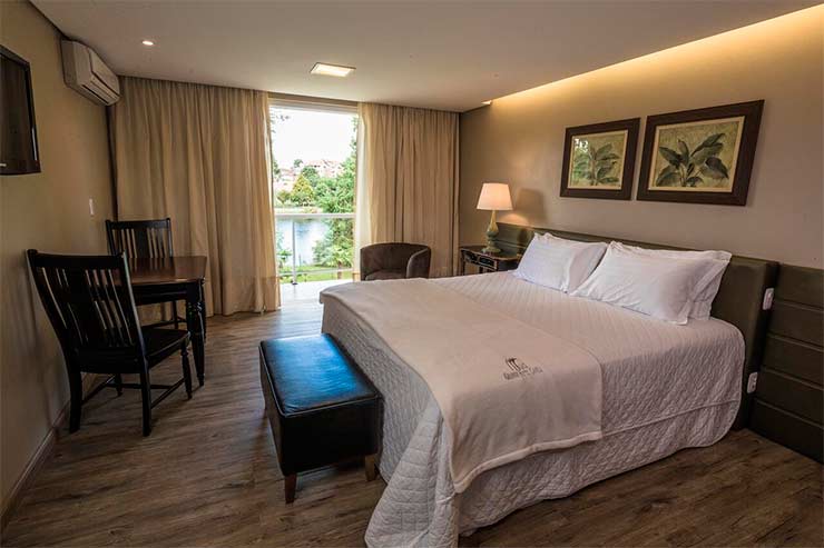 Onde ficar em Canela: Quarto do Grande Hotel Canela com cama de casal, mesa e TV (Foto: Divulgação)