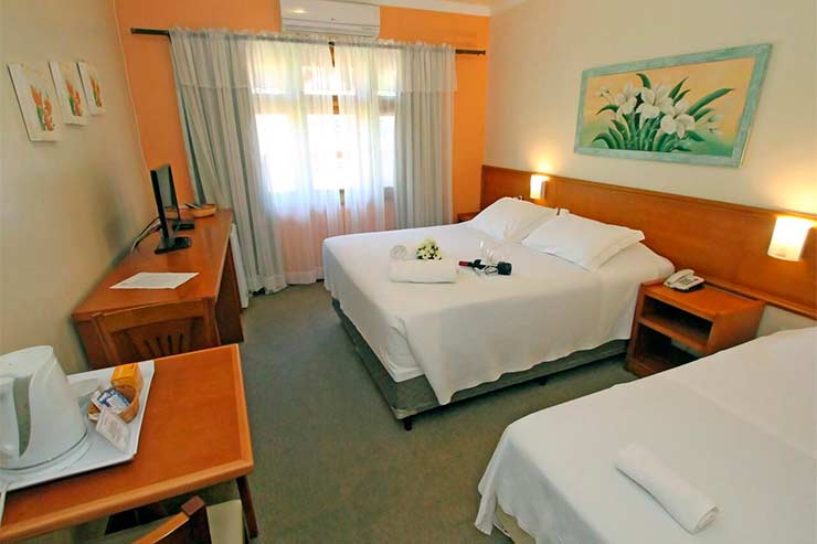 Onde ficar em Canela: Quarto do Villa Allegro com duas camas, TV e mesa (Foto: Divulgação)