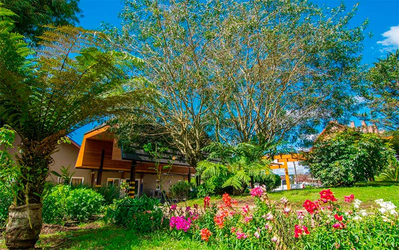 Onde ficar em Gramado: Jardim com flores e árvores do Fioreze Quero Quero (Foto:: Divulgação)