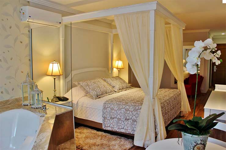 Quarto do Hotel Alpestre com flor e cama de casal  (Foto: Divulgação)