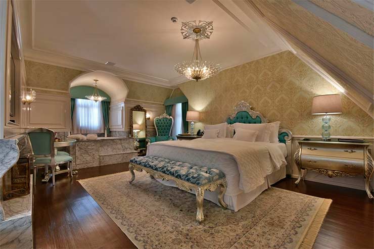 Onde ficar em Gramado: Quarto do Colline de France com decoração clássica e cama de casal (Foto: Divulgação)